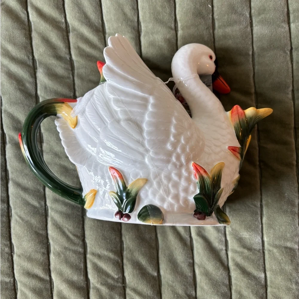 CornerRuby Swan & Lotus Flower Pitcher - Picture 2 of 4